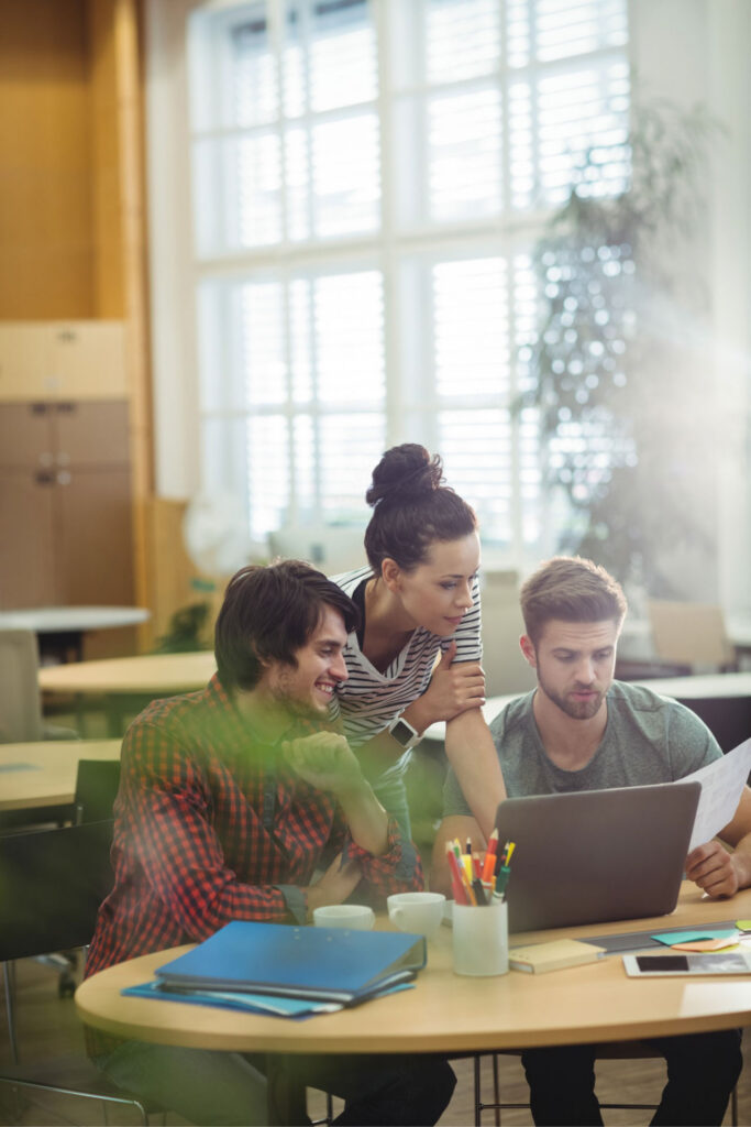 Foto di persone che lavorano nel coworking di Bologna