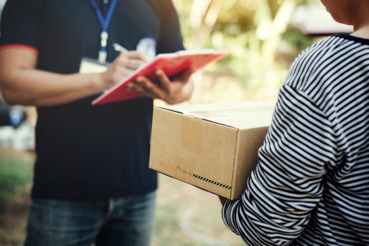 Foto di corriere che consegna un pacco ad una domiciliazione postale a Bologna
