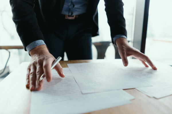 Foto di imprenditore che firma un contratto di domiciliazione legale