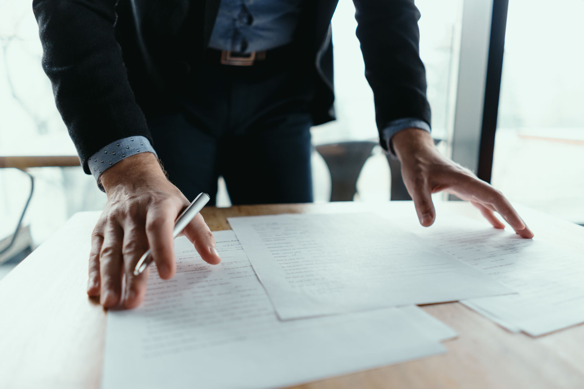 Foto di imprenditore che firma un contratto di domiciliazione legale