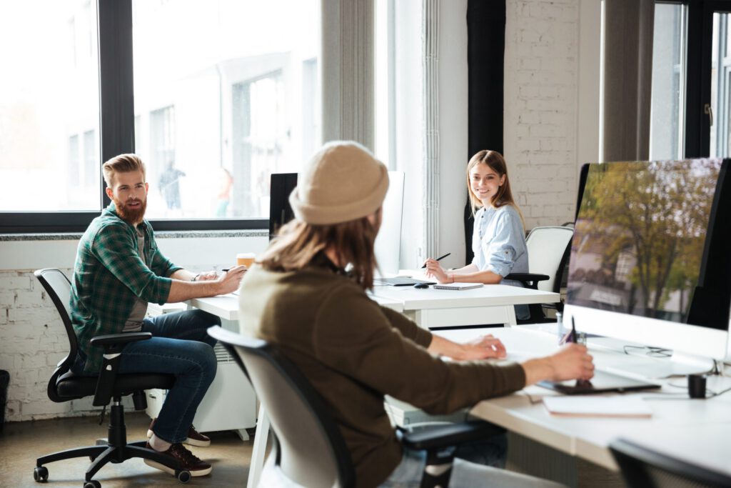 Foto di persone che lavorano in un Coworking a Bologna
