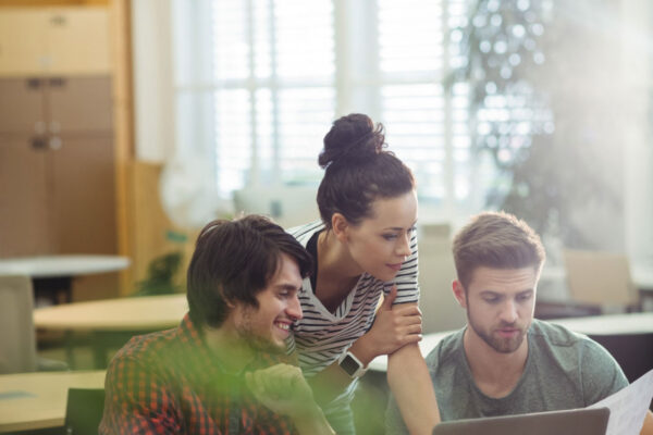 Foto di persone che lavorano in Coworking