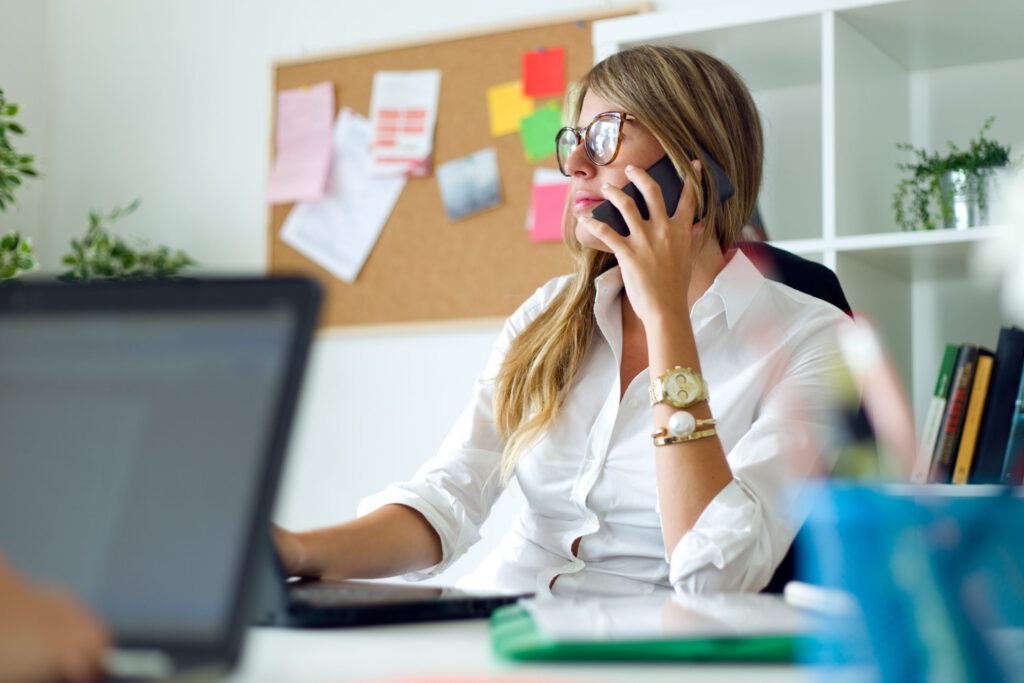 Foto di persona che lavora in ufficio virtuale a Bologna