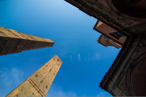 Foto di unità locale a Bologna sotto alle due torri