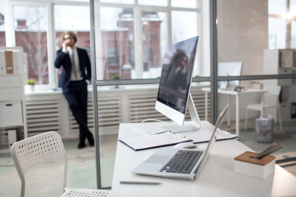 Foto di una persona in mobilità con virtual office attivo su Bologna